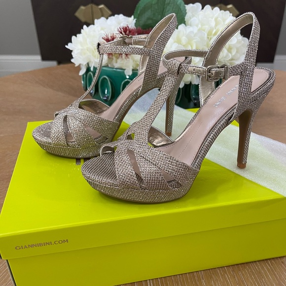 Gold heels - Picture 6 of 7